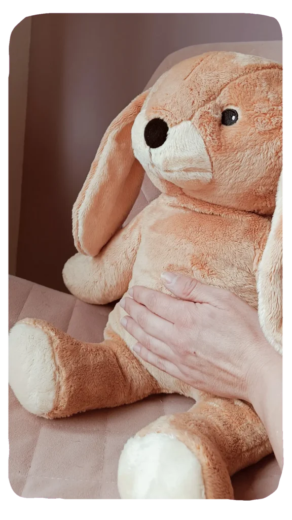 Een knuffel krijgt Reiki als voorbereiding op de behandeling van een hoogsensitief kind